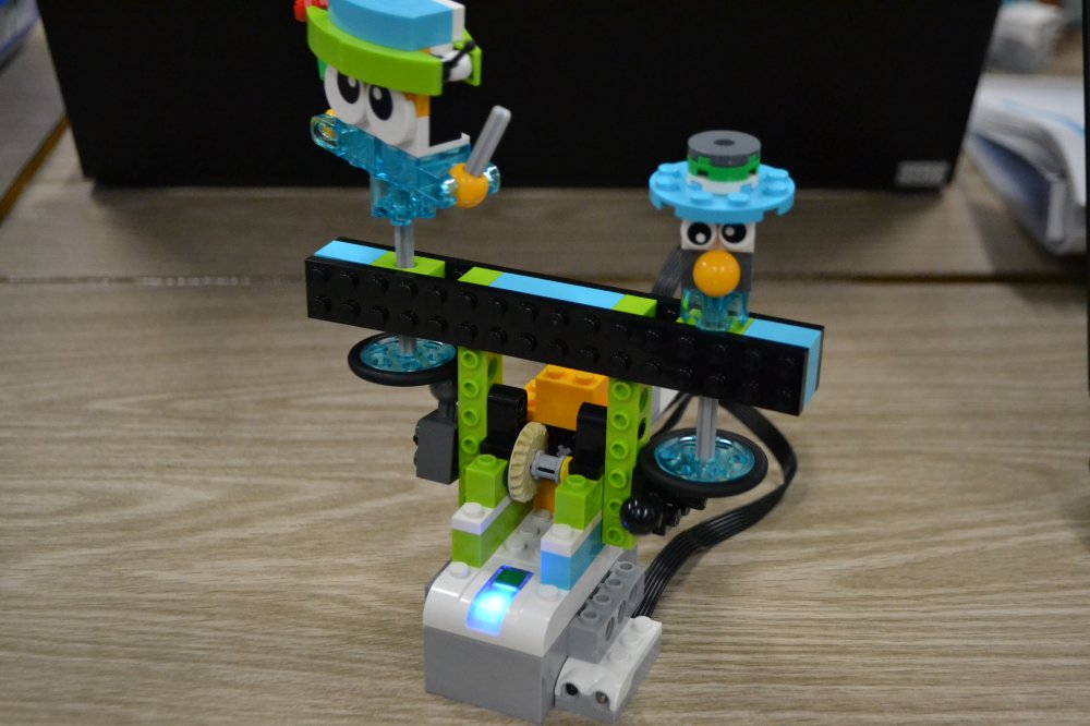 ロボット教室ふじみ野校でサッカーのロボット応援をするロボットおうえんだんを作りました！