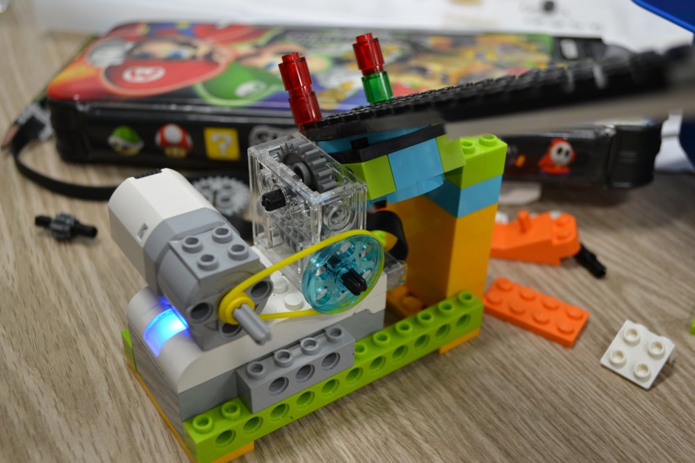 ロボット教室に吉見町から通ってくれている生徒さんが跳ね橋を作ってくれました。