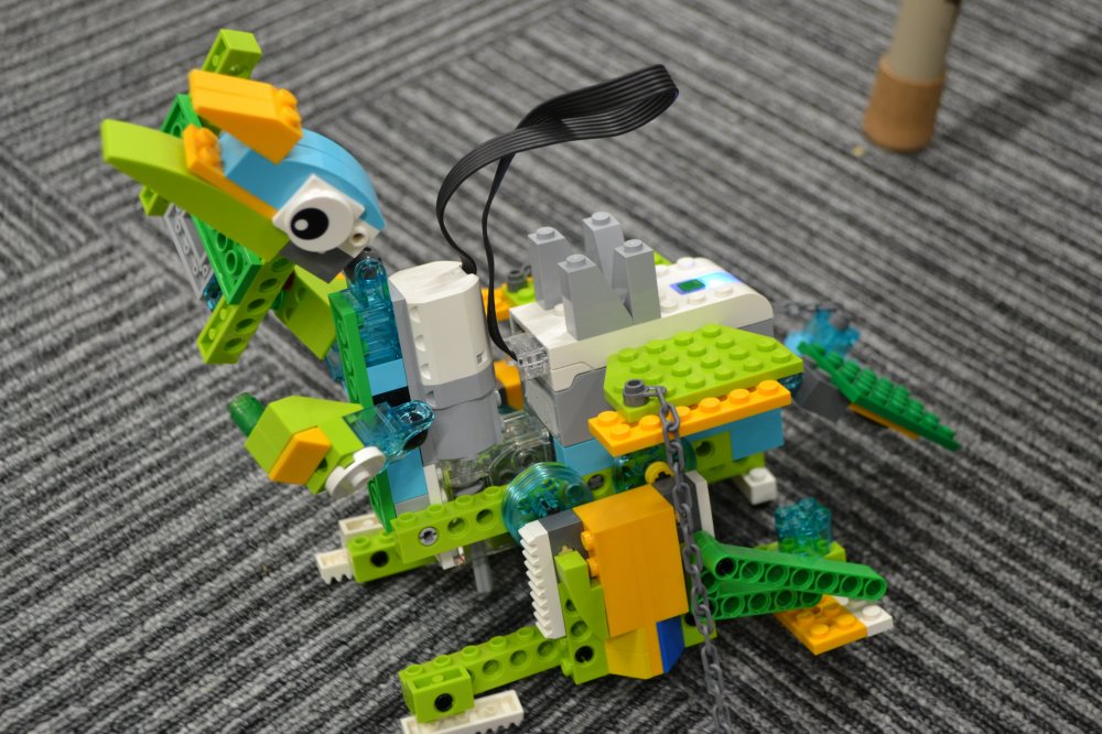新座市からロボット教室に通ってくれている生徒さんが恐竜ロボットを作りました。