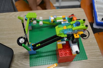 夏休みにロボット教室の夏期講習でからくりひみつきちを作ります！