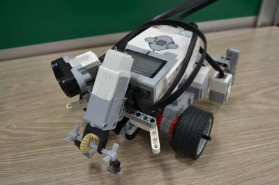 ロボット教室に朝霞市から通ってくれている子がサッカーロボットを作りました。